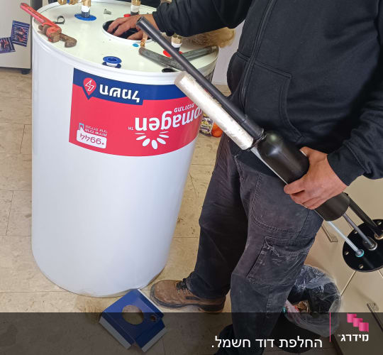 שני אנשים עובדים על דוד שמש עם כלים